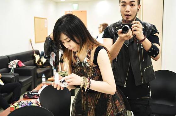 본문 이미지 - 체리필터 드러머 손스타가 보컬 조유진의 몰래카메라를 공개, 팬들에게 색다른 재미를 선사했다. © 손스타SNS 