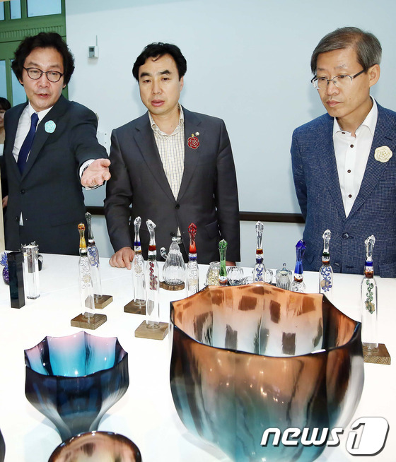 (서울=뉴스1) = 조현재 문화체육관광부차관과 윤관석 국회의원, 최정철 한국공예‧디자인문화진흥원장(왼쪽부터)이 25일 문화역서울 284(구 서울역사)에서 열린 '2014공예 플랫폼 …