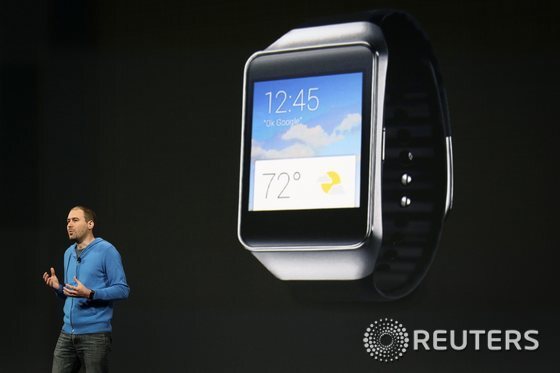 본문 이미지 - 구글의 데이비드 싱글턴 안드로이드 소프트웨어 개발 엔지니어가 25일 미국 샌프랜시스코에서 열린 '구글 개발자회의(I/O) 2014'에서 기조연설을 통해 삼성전자의 안드로이드 웨어를 장착한 스마트워치를 소개하고 있다. © 로이터=뉴스1 
