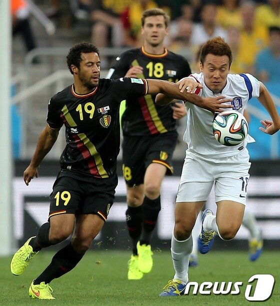 본문 이미지 - 대한민국 축구대표팀 김신욱&#40;오른쪽&#41;이  27일&#40;한국시간&#41; 브라질 상파울루의 아레나 데 상파울루 경기장에서 열린 2014 브라질월드컵 조별예선 3차전 벨기에와의 경기에서 상대편과 치열한 볼다툼을 벌이고 있다. 2014.6.27/뉴스1 © News1 상파울루&#40;브라질&#41;=박정호 기자