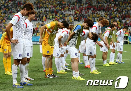 본문 이미지 - 대한민국 축구대표팀 선수들이 26일 오후(현지시간) 브라질 상파울루의 아레나 데 상파울루 경기장에서 열린 2014 브라질월드컵 조별예선 3차전 벨기에 전에서 1:0으로 패하면서 16강 진출이 좌절되자 침통한 모습으로 응원단 앞으로 이동해 고개 숙여 인사하고 있다. 2014.6.27/뉴스1 © News1   (상파울루(브라질)=뉴스1) 박정호 기자