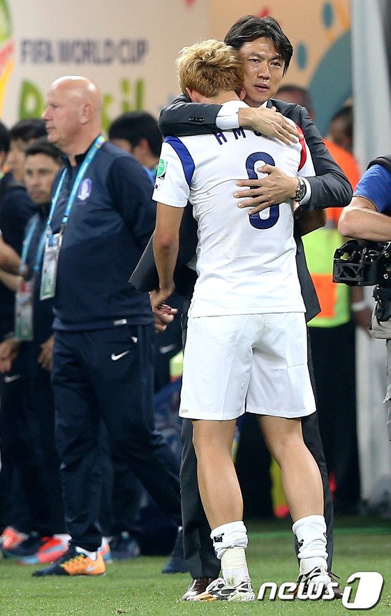 본문 이미지 - 2014년 감독과 대표팀 막내로 브라질 월드컵에 함께했던 홍명보 감독과 손흥민. 2014.6.27/뉴스1