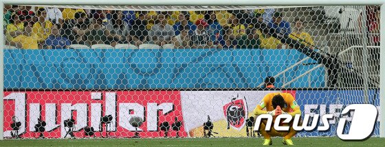 본문 이미지 - 대한민국 축구대표팀 김승규 골키퍼가 26일 오후(현지시간) 브라질 상파울루의 아레나 데 상파울루 경기장에서 열린 2014 브라질월드컵 조별예선 3차전 벨기에와의 경기에서 패색이 짙어지자 그라운드에 앉아 기도하는 모습을 보이고 있다. 2014.6.27/뉴스1 © News1   (상파울루(브라질)=뉴스1) 박정호 기자