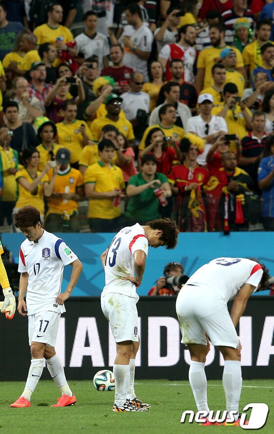 본문 이미지 - 대한민국 축구대표팀 선수들이 26일 오후(현지시간) 브라질 상파울루의 아레나 데 상파울루 경기장에서 열린 2014 브라질월드컵 조별예선 3차전 벨기에와의 경기에서 1:0으로 패하면서 16강 진출이 좌절되자 낙담하고 있다. 2014.6.27/뉴스1 © News1   (상파울루(브라질)=뉴스1) 박정호 기자