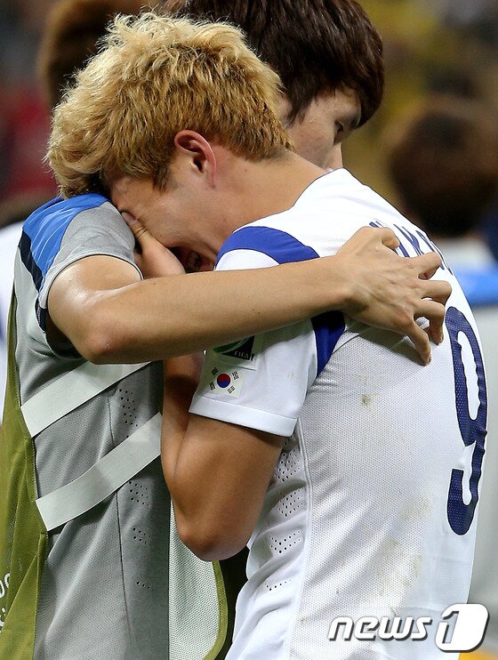 본문 이미지 - 대한민국 축구대표팀 손흥민 선수가 26일 오후(현지시간) 브라질 상파울루의 아레나 데 상파울루 경기장에서 열린 2014 브라질월드컵 조별예선 3차전 벨기에전에서 1:0으로 패하면서 16강 진출이 좌절되자 한국영 선수 품에서 눈물을 쏟고 있다. 2014.6.27/뉴스1 © News1   (상파울루(브라질)=뉴스1) 박정호 기자