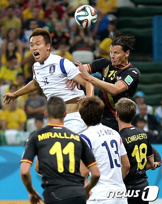 본문 이미지 - 대한민국 축구대표팀 김신욱 선수가 26일 오후(현지시간) 브라질 상파울루의 아레나 데 상파울루 경기장에서 열린 2014 브라질월드컵 조별예선 3차전 벨기에전 후반 상대 골문 앞에서 크로스 패스를 받아 헤딩슛으로 연결하려다 상대수비수에 밀리고 있다. 축구대표팀은 이날 경기를 1:0으로 패하면서 16강 진출이 좌절됐다. 2014.6.27/뉴스1 © News1   (상파울루(브라질)=뉴스1) 박정호 기자