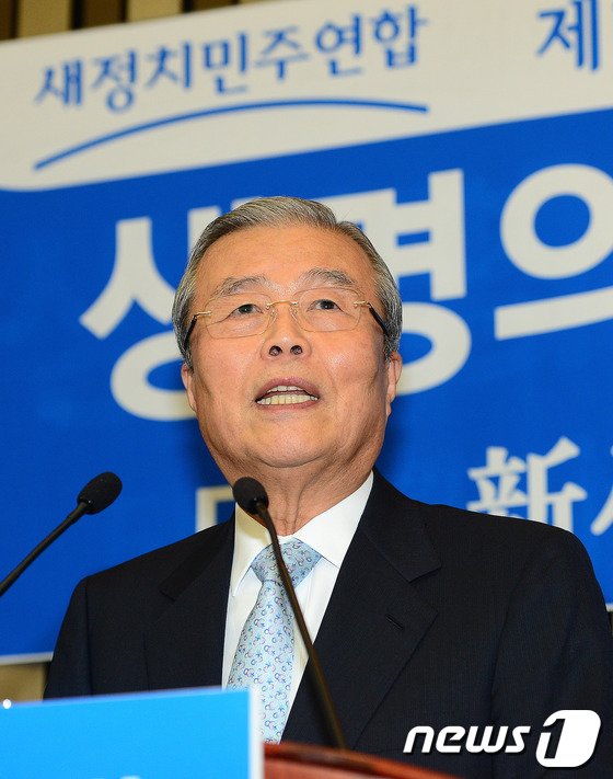 본문 이미지 - 김종인 전 새누리당 국민행복위원장이 27일 오후 여의도 국회에서 열린 새정치민주연합 의원 워크숍에서 특강을 하고 있다. 2014.6.27/뉴스1