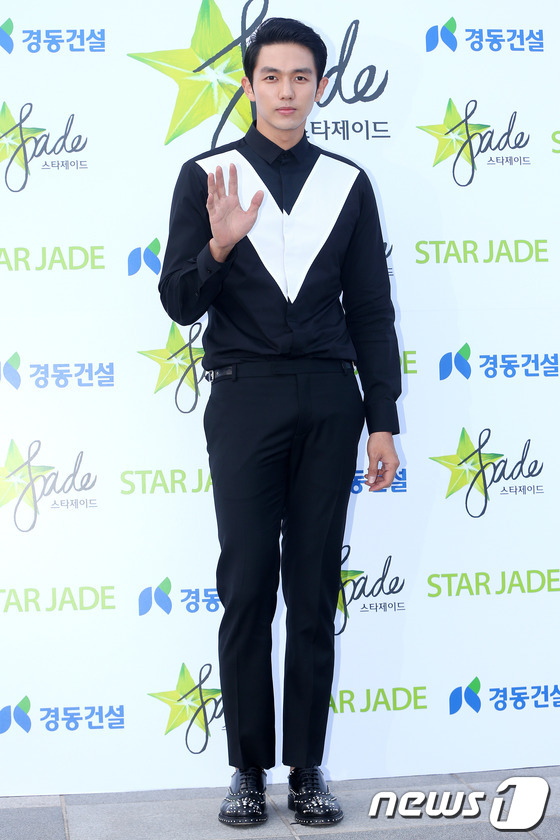 (부산=뉴스1)  = 그룹 2AM 임슬옹이 27일 오후 부산 해운대구 경동 스타 제이드(STAR JADE)에서 열린 오픈 기념행사에 참석해 포즈를 취하고 있다.스타 제이드 몰에는 …
