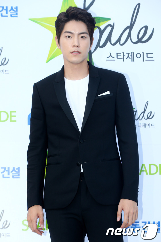 (부산=뉴스1)  = 모델 홍종현이 27일 오후 부산 해운대구 경동 스타 제이드(STAR JADE)에서 열린 오픈 기념행사에 참석해 포즈를 취하고 있다.스타 제이드 몰에는 트렌드 …