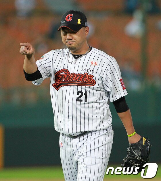 본문 이미지 - 롯데 선발 송승준이 10일 부산 SK전에서 5이닝 동안 4실점해 퀄리티 스타트 달성에 실패했다. 그러나 팀이 6-4로 앞서 승리 요건을 채웠다. ⓒ News1 DB
