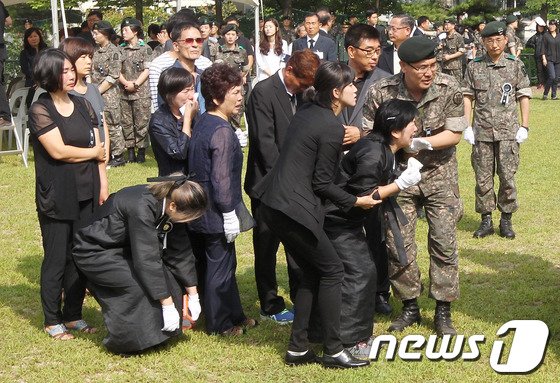 본문 이미지 - 2014년 6월 28일 경기도 성남 국군수도병원에서 육군 제22보병사단장&#40;葬&#41;으로 엄수된 동부전선 GOP&#40;일반전초&#41; 총기난사 희생장병 합동영결식에서 유가족이 오열하고 있다. 2014.6.28/뉴스1