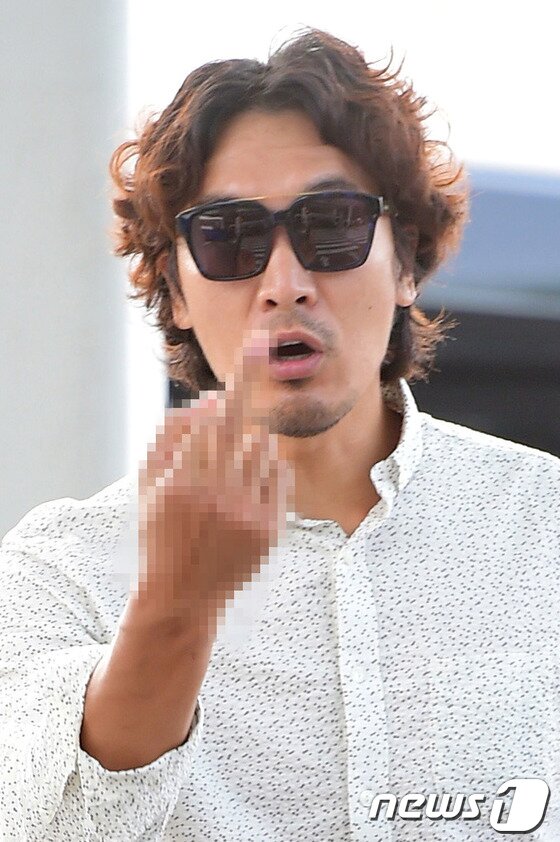 본문 이미지 - 배우 김민준이 스케줄을 소화하기 위해 28일 오전 인천국제공항을 통해 출국장에 들어서던 중 카메라를 향해 손가락 욕을 하고 있다. 2014.6.28스타뉴스/뉴스1 © News1   