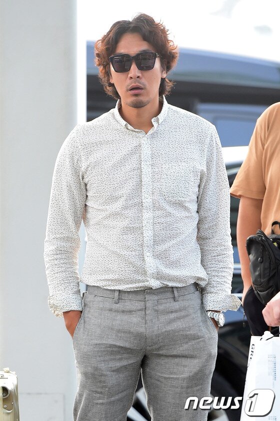 본문 이미지 - 배우 김민준이 스케줄을 소화하기 위해 28일 오전 인천국제공항을 통해 출국하고 있다. 2014.6.28스타뉴스/뉴스1 © News1   