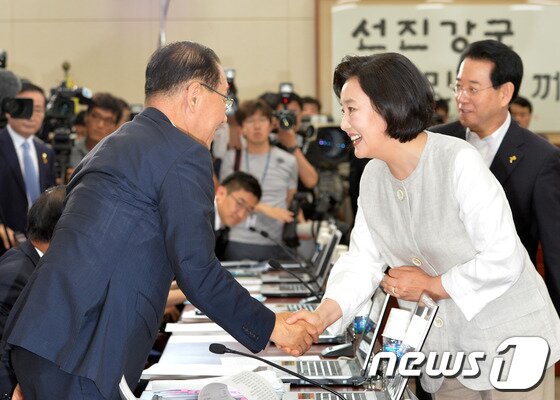 본문 이미지 - 박영선 새정치민주연합 원내대표&#40;오른쪽&#41;가 29일 오전 서울 여의도 국회 국방위원회 전체회의실에서 열린 한민구 국방장관 후보자 인사청문회를 방문해 황우여 새누리당 의원과 악수하고 있다. 2014.6.29/뉴스1 © News1 박철중 기자