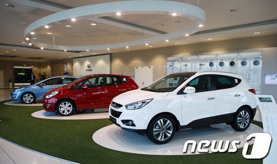 본문 이미지 - 지난 5월 체코 오스트라바(Ostrava)시 인근 노소비체(Nosovice)지역에 위치한 현대차 체코공장에 완성차량이 전시돼 있다. 전시된 차량의 색깔 파랑, 빨강, 흰색은 체코국기 색깔에 맞춰 배치됐다.  © News1   (노소비체(체코)=뉴스1) 유승관 기자