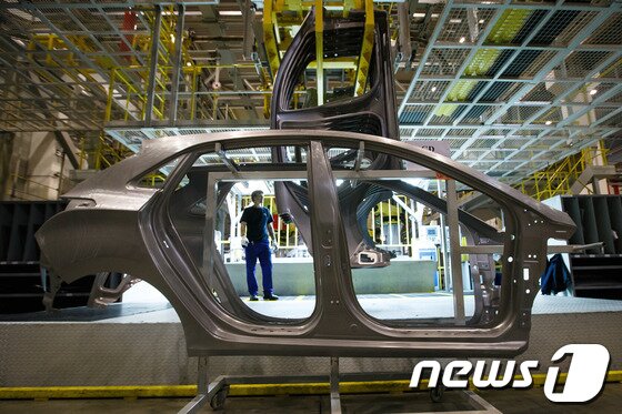 본문 이미지 - 지난 5월 체코 오스트라바(Ostrava)시 인근 노소비체(Nosovice)지역에 위치한 현대차 체코공장 프레스라인에서 현지 직원이 차체 패널을 검수하고 있다.  © News1   (노소비체(체코)=뉴스1) 유승관 기자