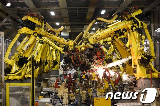 본문 이미지 - 지난 5월 체코 오스트라바(Ostrava)시 인근 노소비체(Nosovice)지역에 위치한 현대차 체코공장에서 로봇들이 차체를 조립하고 있다.  © News1   (노소비체(체코)=뉴스1) 유승관 기자