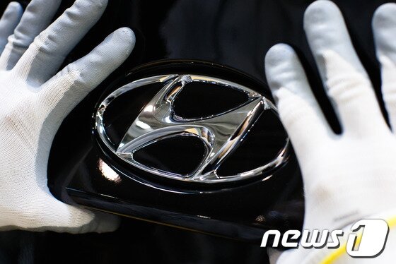 본문 이미지 - 지난 5월 체코 오스트라바(Ostrava)시 인근 노소비체(Nosovice)지역에 위치한 현대차 체코공장에서 직원이 현대차 로고를 붙이고 있다.  © News1   (노소비체(체코)=뉴스1) 유승관 기자