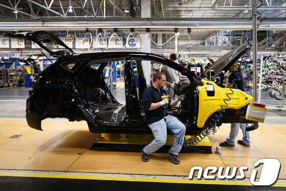 본문 이미지 - 지난 5월 체코 오스트라바(Ostrava)시 인근 노소비체(Nosovice)지역에 위치한 현대차 체코공장 의장라인에서 현지직원들이 차체에 대시보드를 조립하고 있다.  © News1   (노소비체(체코)=뉴스1) 유승관 기자