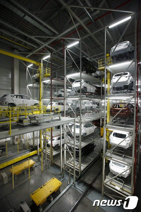 본문 이미지 - 지난 5월 체코 오스트라바(Ostrava)시 인근 노소비체(Nosovice)지역에 위치한 현대차 체코공장에서 도장작업이 완료된 차체가 의장라인으로 이동을 기다리고 있다.   © News1   (노소비체(체코)=뉴스1) 유승관 기자