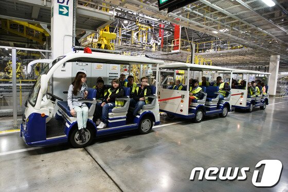 본문 이미지 - 지난 5월 체코 오스트라바(Ostrava)시 인근 노소비체(Nosovice)지역에 위치한 현대차 체코공장에서 지역 학생들이 공장내부 투어를 하고 있다.  © News1   (노소비체(체코)=뉴스1) 유승관 기자