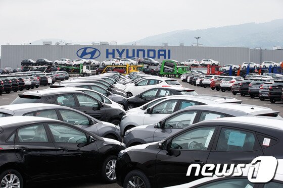 본문 이미지 - 지난 5월 체코 오스트라바(Ostrava)시 인근 노소비체(Nosovice)지역에 위치한 현대차 체코공장에서 완성된 차량이 출고대기장에서 운송트럭에 실려 운송되고 있다. © News1   (노소비체(체코)=뉴스1) 유승관 기자