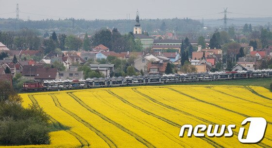 본문 이미지 - 지난 5월 체코 오스트라바(Ostrava)시 인근 노소비체(Nosovice)지역에 위치한 현대차 체코공장을 출발해 차량을 수송하는 열차가 도브라 마을을 지나고 있다.  © News1   (노소비체(체코)=뉴스1) 유승관 기자