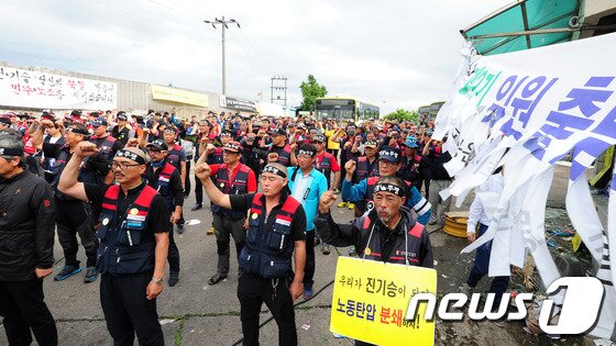 본문 이미지 - 전북 버스노조 진기승씨의 사망소식이 전해진 3일 오후 노총 공공운수노조 전북지역 버스지부 조합원들이  전주시 팔복동 신성여객 앞에서 책임자 처벌과 사측의 사과를 촉구하며 승무거부투쟁을 하고 있다.  진씨는 2012년 직장폐쇄에 맞서 파업투쟁을 벌이다 해고됐으며 지난 4월30일 회사에서 자살을 기도해 뇌사 상태에 빠진 지 33일만인 이달 2일 오후 9시5분께 숨을 거뒀다.2014.6.3/뉴스1 © News1   김대웅 기자