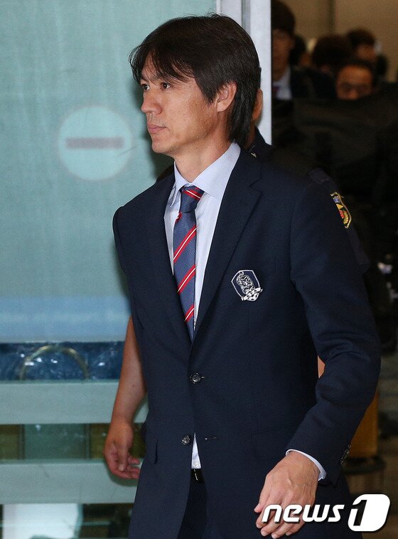 본문 이미지 - 2014 브라질 월드컵에서 H조 최하위를 기록하며 16강 진출에 실패한 축구대표팀 홍명보 감독이 30일 오전 인천국제공항을 통해 귀국하고 있다.한국 축구의 9번째 월드컵 도전은 16년 만의 무승이라는 최악의 성적으로 막을 내렸다. 2014.6.30/뉴스1 © News1 오대일 기자
