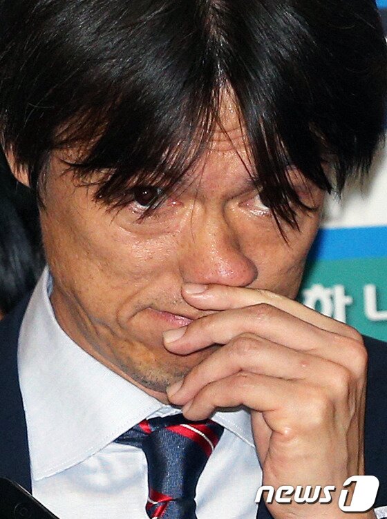 본문 이미지 - 2014 브라질 월드컵에서 H조 최하위를 기록하며 16강 진출에 실패한 축구대표팀 홍명보 감독이 30일 오전 인천국제공항을 통해 귀국해 취재진의 질문에 답하며 얼굴을 찡그리고 있다.한국 축구의 9번째 월드컵 도전은 16년 만의 무승이라는 최악의 성적으로 막을 내렸다. 2014.6.30/뉴스1 © News1 오대일 기자