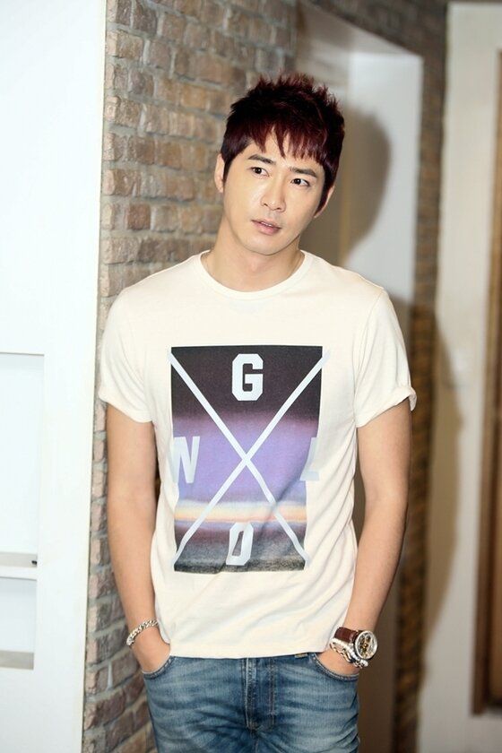 본문 이미지 - 배우 강지환이 필리핀 여성과 찍은 침대 셀카에 대해 해명했다. © 사진제공=조은회사 