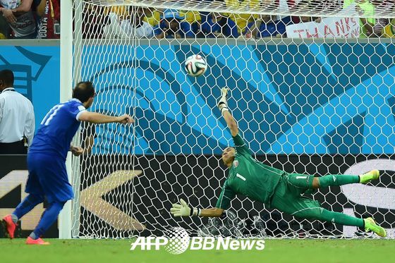 본문 이미지 - 코스타리카의 케일러 나바스 골키퍼가 30일(한국시간) 그리스와의 2014 브라질 월드컵 16강전에서 그리스 다섯 번째 키커 게카스의 슈팅을 막아내고 있다. © AFPBBNews=News1 