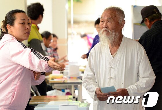 본문 이미지 - 6·4전국동시지방선거날인 4일 충남 논산시 연산초등학교에서 어르신이 투표를 하고 있다. 2014.6.4/뉴스1 © News1   장수영 기자