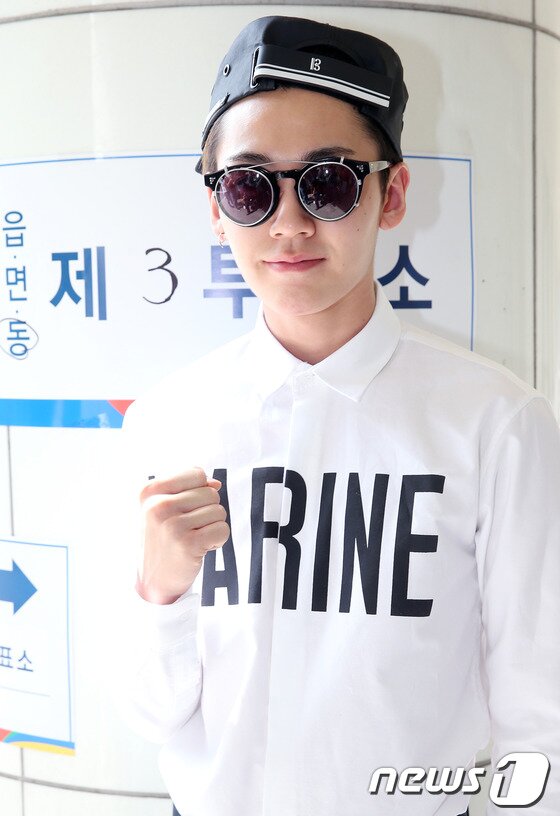 본문 이미지 - 그룹 비투비 정일훈이 제6회 전국동시지방선거날인 4일 오전 서울 성동구 응봉동 광희중학교에 마련된 제3 투표소에서 투표를 마친 후 포즈를 취하고 있다. 2014.6.4 스타뉴스/뉴스1 © News1   