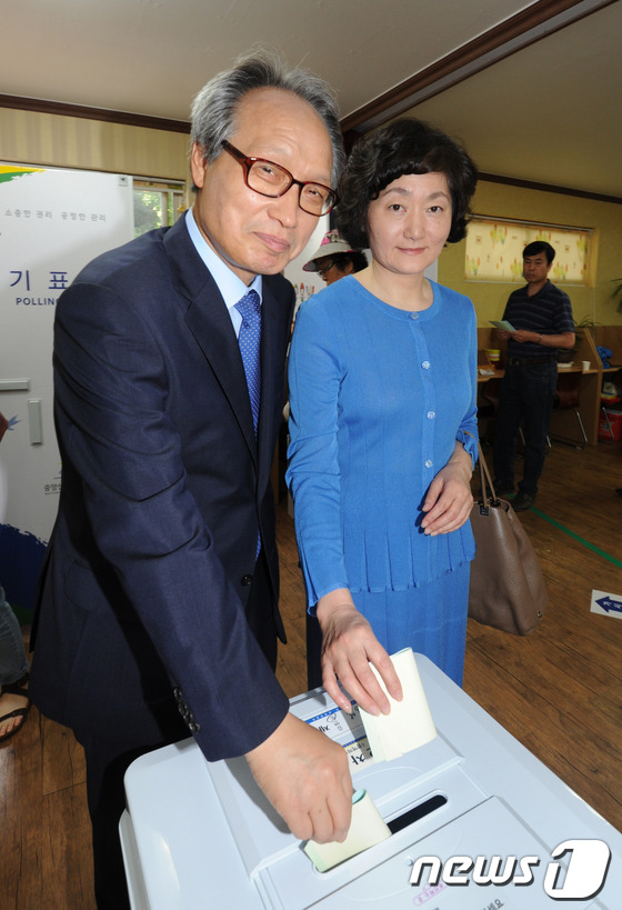 (광주=뉴스1) 김태성 기자 = 6·4지방선거일인 4일 이병완 광주시장 무소속 후보가 부인 홍성이 씨와 함께 광주 풍암동 주은모아아파트 4투표소를 찾아 투표하고 있다. 2014.6 …