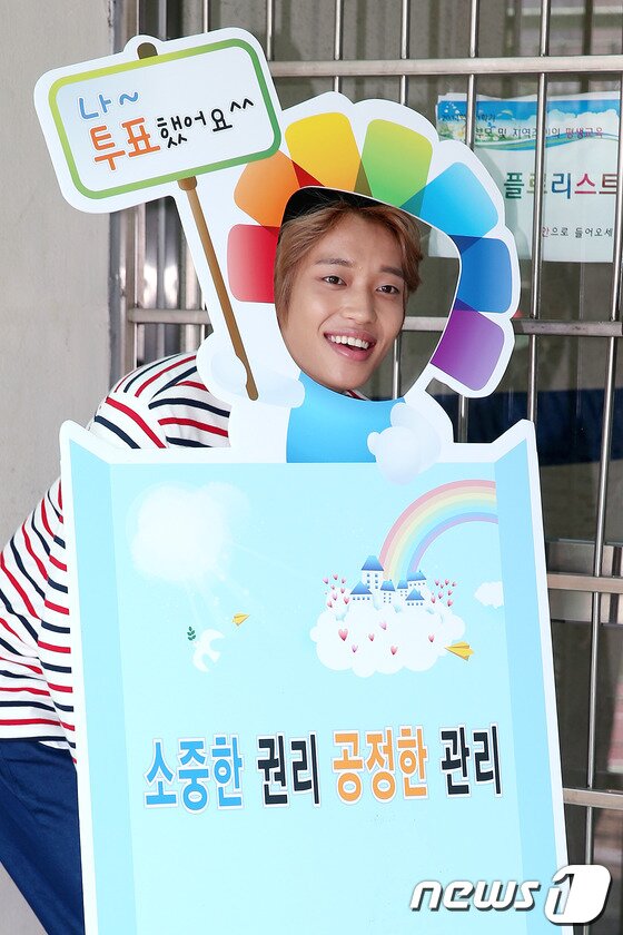 본문 이미지 - 그룹 틴탑 니엘이 제6회 전국동시지방선거날인 4일 오전 서울 강남구 삼성동 언주중학교에 마련된 제3 투표소에서 투표를 마친 후 포즈를 취하고 있다. 2014.6.4 스타뉴스/뉴스1 © News1   