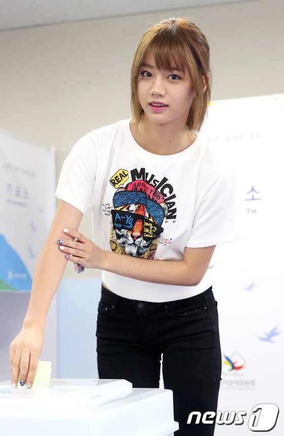 본문 이미지 - 그룹 걸스데이 혜리가 제6회 전국동시지방선거날인 4일 오후 서울 송파구 송파2동주민센터에 마련된 제1 투표소에서 투표를 하고 있다. 2014.6.4 스타뉴스/뉴스1 © News1   