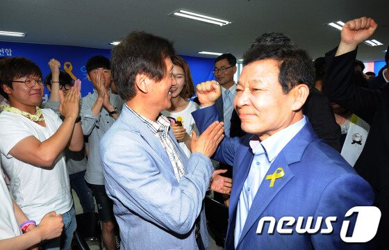 본문 이미지 - 6.4지방선거 투표를 마친 4일 광주 서구 윤장현 새정치민주연합 광주시장후보 선거사무실에서 윤후보가 지지자들과 화이팅을 외치고 있다. 2014.6.4/뉴스1 © News1   김태성 기자