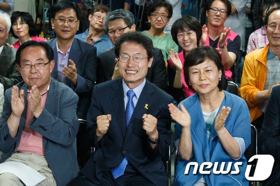본문 이미지 - 조희연 서울시교육감 후보가 4일 밤 서울 신문로 선거사무소에서 개표방송을 지켜보며 당선이 유력한 것으로 나타나자 지지자들과 함께 주먹을 불끈 쥐고 환호하고 있다. 2014.6.5/뉴스1