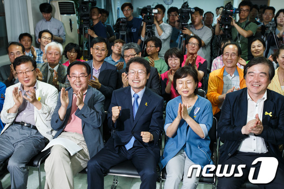 (서울=뉴스1) 유승관 기자 = 조희연 서울시교육감 후보가 4일 밤 서울 신문로 선거사무소에서 개표방송을 지켜보며 당선이 유력한 것으로 나타나자 지지자들과 함께 주먹을 불끈 쥐고 …