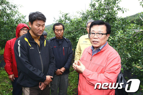 (서울=뉴스1) 정회성 기자 = 이동필 농림축산식품부 장관이 5일 지난달 우박 피해를 입은 경북 의성군 사목면·청송면 안덕면 지역 과수농가를 찾아 피해 상황을 둘러보고 있다. (농 …