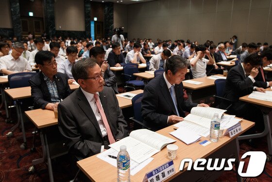 본문 이미지 - 5일 서울 여의도 중소기업중앙회에서 동반성장위원회 주최로 열린 중소기업 적합업종 제도개선 공청회에서 각계 전문가 패널들이 적합업종제도 개선방안 주제발표를 경청하고 있다.동반성장위원회는 이날 공청회를 통해 △적합업종 현황 및 운영계획 △적합업종제도 개선방안 △적합업종 재지정 추진방안 등을 설명한다. 2014.6.5/뉴스1 © News1   유승관 기자