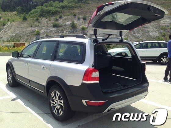 본문 이미지 - 볼보자동차 XC70 트렁크 및 후측면© News1  