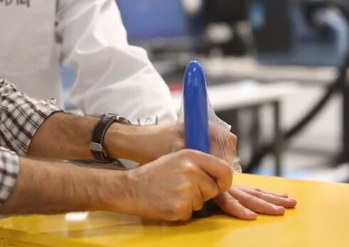 본문 이미지 - 호주 울릉공대학교의 연구진이 자선단체 빌앤멜린다 게이츠 재단&#40;BMGF&#41;으로부터 10만달러&#40;약 1억200만원&#41;를 지원받아 피부처럼 느껴지는 콘돔을 개발중이다 © 울릉공대학교=News1 