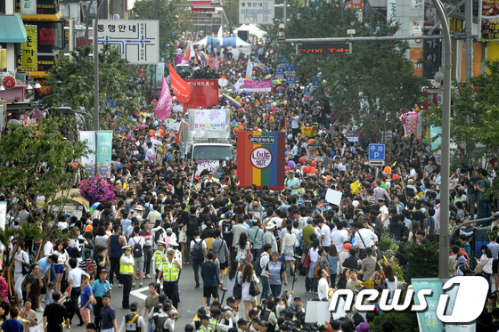 (서울=뉴스1) 안은나 기자 = 7일 오후 서울 신촌 연세로에서 열린 2014년 제15회 퀴어문화축제(Korea Queer Festival) 거리 퍼레이드 중 동성애에 반대하는 집 …