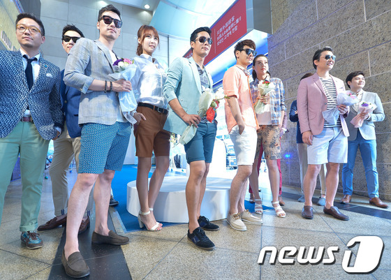 (서울=뉴스1) 송은석 기자 = 8일 오전 서울 소공로 롯데백화점 본점에서 열린 '꽃중년 쿨비즈 패션쇼'에 직원과 전문 모델들이 쿨비즈 복장으로 포즈를 취하고 있다. 2014.6. …