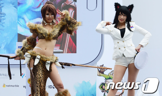 (서울=뉴스1) 허경 기자 = 8일 오후 서울 용산 아이파크몰 광장에서 열린 '2014 e스포츠 가족 페스티벌'에서 스파이럴 캣츠 등 게임 주인공 캐릭터 코스프레를 선보이고 있다. …