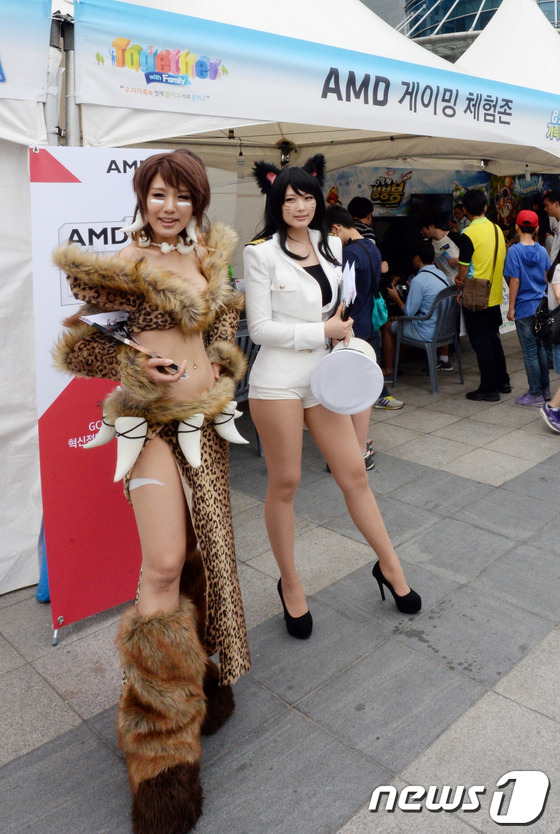 (서울=뉴스1) 허경 기자 = 8일 오후 서울 용산 아이파크몰 광장에서 열린 '2014 e스포츠 가족 페스티벌'에서 스파이럴 캣츠 등 게임 주인공 캐릭터 코스프레를 선보이고 있다. …