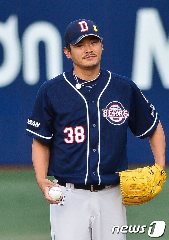 본문 이미지 - 노경은이 31일 사직 롯데전에 선발 등판해 3.1이닝 7실점(3자책점)을 기록하며 조기 강판됐다. 올 시즌 부진에서 벗어나지 못하고 있는 노경은은 연속 타자 주자의 출루에 발목을 잡히며 안정을 찾지 못했다. ⓒNews1 DB