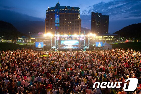 본문 이미지 - 지난해 관람객들이 강원 정선 하이원리조트 광장에서 공연을 보고 있다. (사진제공=하이원) 2014.6.9/뉴스1 © News1 하중천 